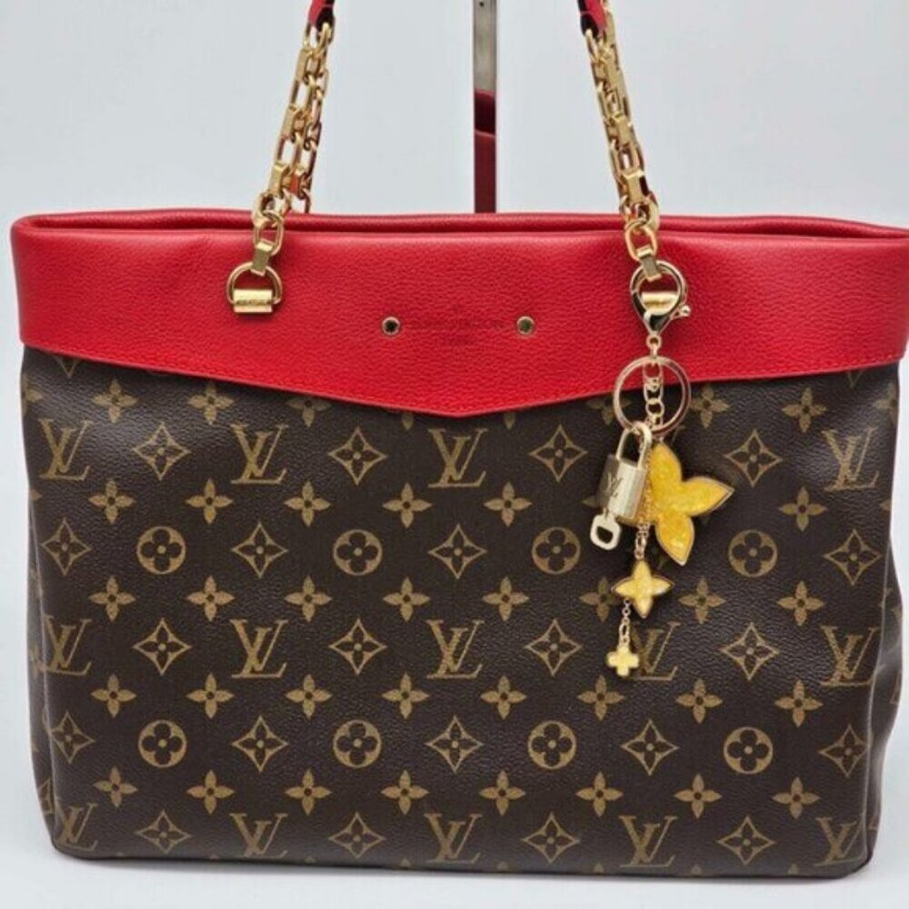 LV Authentic Gold Lock & Key 🔑 Luxury Bag Charm w/ Unbranded Flower Keychain - Picture 10 of 10